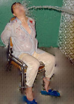 酷刑演示:用自来水管子向受害人哧水