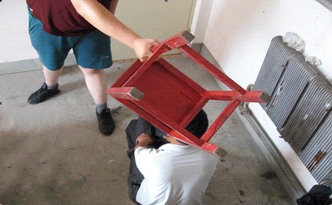 '酷刑演示:凳子砸头'