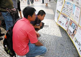 澳门法轮功学员步行街讲真相(图)
