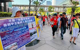 大陆游客一下车即被沿路的真相展板吸引