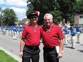 '约翰·亨准(John Hendry,左)在天国乐团前拍照留念'