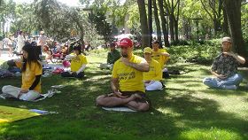 &#039埃德蒙顿学员加拿大日省议会大厦前炼功弘法&#039