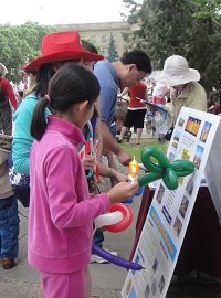 &#039游人驻足观看法轮功真相展板&#039