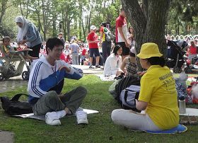 &#039华人学生向法轮功学员学习功法&#039