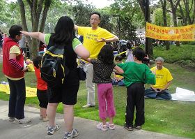 &#039一家人向法轮功学员学习功法&#039