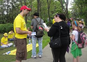 &#039法轮功学员向过往人群讲真相&#039