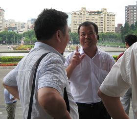 林嘉祥经常去旅游景点讲真相，告诉人们法轮大法的美好