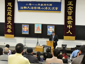 法会现场，一名学员在交流心得