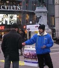 '法轮功学员在市中心广场讲真相，反迫害'