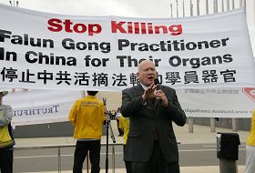 《失去新中国》的作者伊森•葛特曼先生在集会上发言