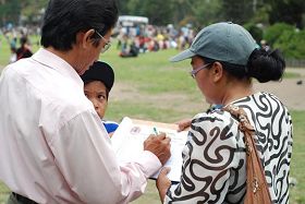 &#039巴厘岛民众积极签名支持法轮功学员&#039