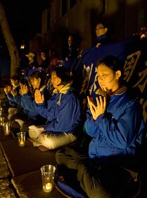 法轮功学员在中领馆前抗议中共的迫害