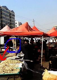 青岛市水清沟集市,郭宝阳在这被青岛市水清沟派出所王群、李健等绑架,箭头方向是郭宝阳被警察绑架的方向。