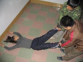 酷刑演示：倒拽两腿