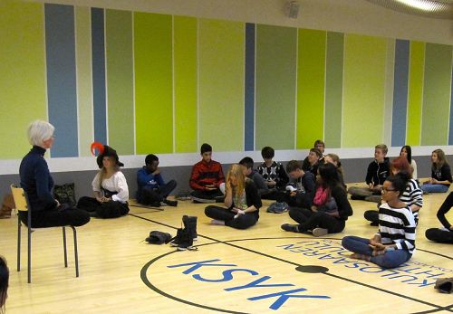 &#039图：西人法轮功学员带领学生们炼第五套功法&#039