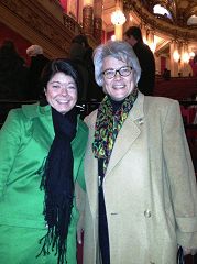 卡罗尔•夏弗斯女士（右）是一家公司的创始人兼执行总裁，她与女儿凯瑟琳观看了二月十日的演出后说，这是一台不同凡响的演出