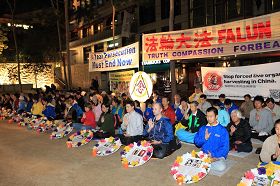'墨尔本部分法轮功学员在市政广场举行烛光纪念活动'