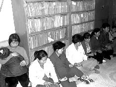 &#039这是在妙峰山派出所，警察拍的登在中共报纸上诽谤文章中的照片。除了那个带孩子的法轮功学员，我们都被手铐铐在了一起。&#039