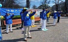 '芬兰法轮功学员集体炼功'