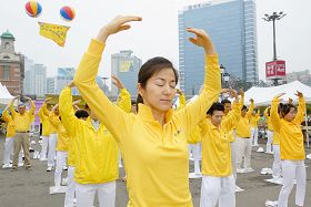 '法轮功学员祥和整齐的炼功场面'