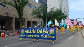 '法轮大法团队参加淘金节游行'