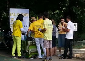 '反迫害十四周年,罗马尼亚学员向民众传播法轮功的真相,揭露中共的罪恶。'