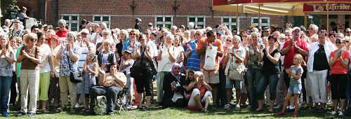 图8：市民用热烈鼓掌，飞吻，欢呼来表达对法轮功团体演奏的喜爱。