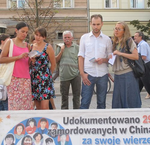 市民观看展板,了解法轮功真相