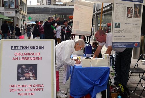 &#039路人纷纷签名制止中共活摘法轮功学员器官的罪行&#039