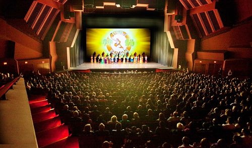 图2：二零一四年三月十一日，神韵纽约艺术团在橙县演艺中心的首场演出全场爆满。