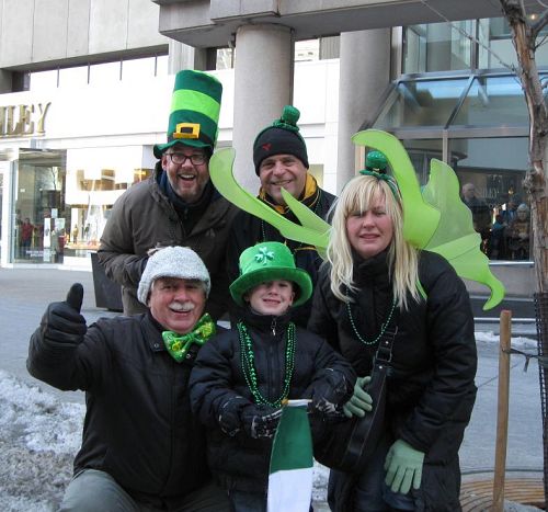 &#039多伦多居民比尔（Bill）（左一）和全家&#039