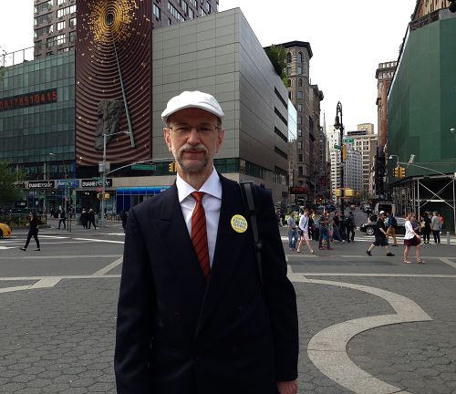 图1：波兰学员雅斯&#8226;默迪卡在世界法轮大法日清晨，来到纽约联合广场参加集体大炼功