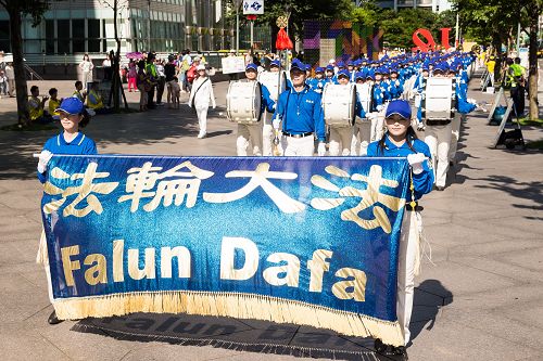 气势磅礡雄伟的天国乐团打头阵，响彻云霄的浩然乐声震撼人心。