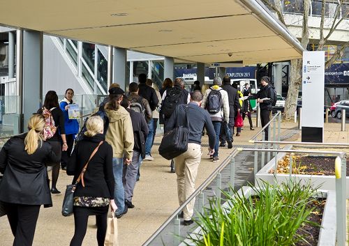 西澳法轮功学员在Esplanade火车站出口通道之一派发资料