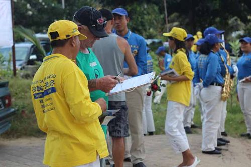 图5:明白真相的人们,在制止“中共活摘器官”的征签表上签名。