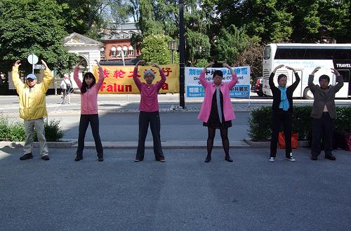 瑞典学员在斯德哥尔摩市政厅前洪法、讲真相劝“三退”