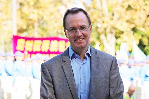 图：澳洲纽省上议院绿党议员大卫·舒布瑞杰赞赏法轮功学员不畏艰险的努力，并希望控告江泽民得以最好的成功