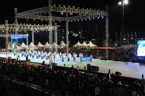 天国乐团在可容纳四千名观众的原州 Tattoo 演出剧场的长达一百二十米的大型特设舞台上演奏