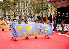 纽约老兵节游行 法轮功队伍受欢迎