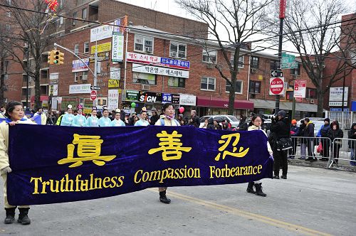 法轮功学员方阵中的横幅