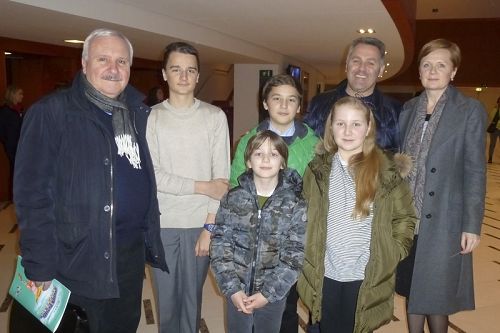 图4：在英国公司Glossop时装部担任经济学家的意兹梅洛夫（Georeio Izmailov）先生（右二）与朋友一起观看了三月二十二日，神韵在米兰的演出。