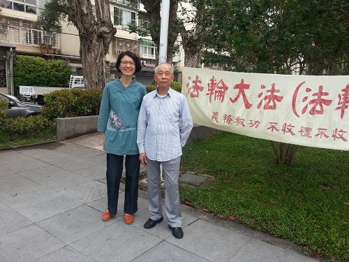 图2.佑君（女）有感于“四‧二五”的不凡气度与风范，继而走进法轮功修炼，竟有意想不到的收穫。