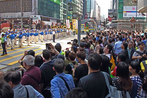 中国大陆游客纷纷拿起手机、相机拍摄，将壮观殊胜的游行画面带回去。