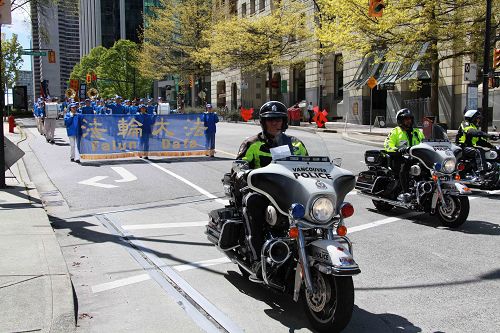 图1-8:温哥华法轮功学员大游行,纪念四•二五,庆祝二亿人三退