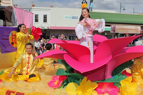 法轮功学员们精心装饰的莲花车让沿途观众们发出阵阵赞叹