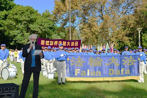 人权活动家、自由撰稿人鲍勃&#8226;维尼康博（Bob Vinnicombe）在集会上发言