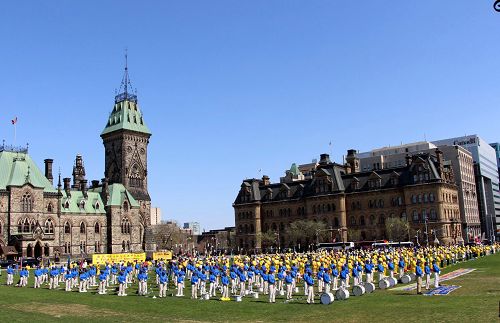 国会山庄前集体炼功