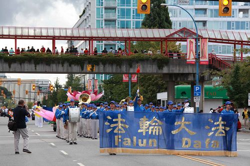 温哥华法轮大法学员参加了北温哥华市加勒比节游行受到市民热烈欢迎