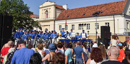 天国乐团为民众表演，介绍法轮大法真相