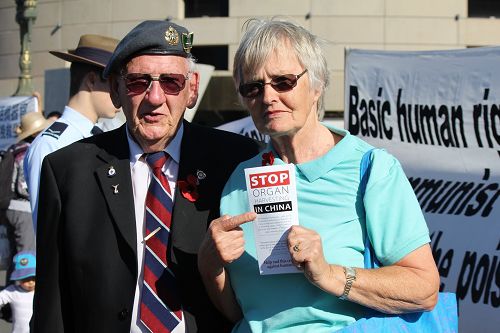 图7：罗斯（Ruth）和老伴、空军老兵埃里克（Eric）非常支持法轮功反迫害。